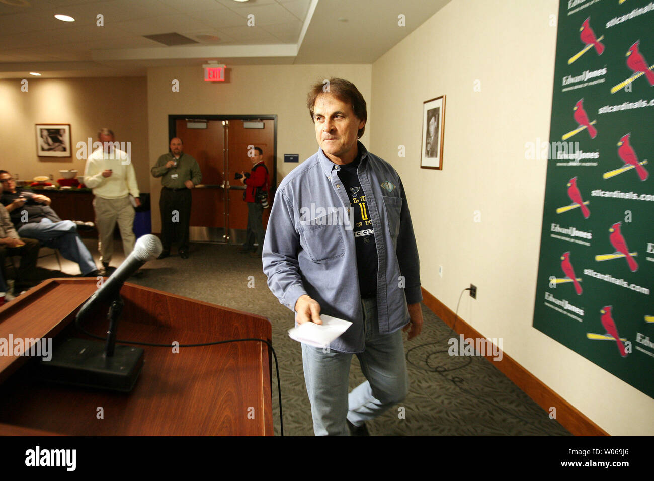 St. Louis Cardinals Manager Tony La Russa Ansätze das Podium vor dem Gespräch mit Reportern über neue Spieler die Mannschaft unterzeichnet hat, Vertrags Verhandlungen mit aktuellen Spielern und seine Pläne für die kommende Saison 2007, am Busch Stadium in St. Louis am 13. Dezember 2006. (UPI Foto/Rechnung Greenblatt) Stockfoto