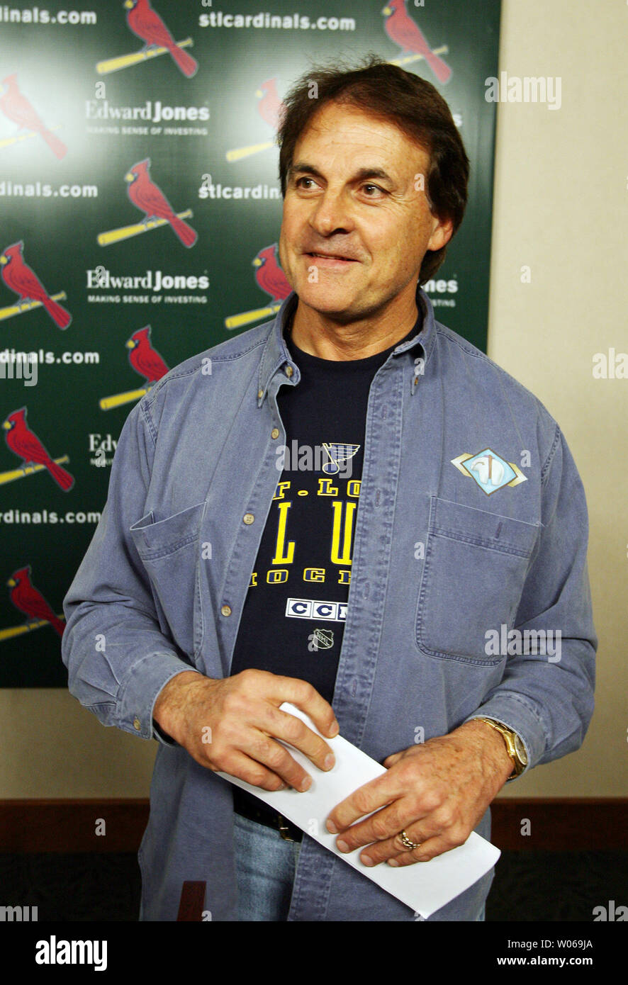 St. Louis Cardinals Manager Tony La Russa Gespräche informell mit Reportern über neue Spieler die Mannschaft unterzeichnet hat, Vertrags Verhandlungen mit aktuellen Spielern und seine Pläne für die kommende Saison 2007, am Busch Stadium in St. Louis am 13. Dezember 2006. (UPI Foto/Rechnung Greenblatt) Stockfoto