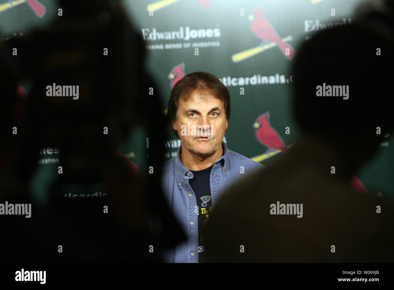 St. Louis Cardinals Manager Tony La Russa spricht mit Reportern über neue Spieler die Mannschaft unterzeichnet hat, Vertrags Verhandlungen mit aktuellen Spielern und seine Pläne für die kommende Saison 2007, am Busch Stadium in St. Louis am 13. Dezember 2006. (UPI Foto/Rechnung Greenblatt) Stockfoto