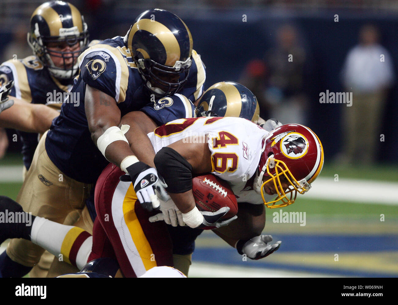 Washington Redskins Ladell Betts (46) übernimmt die St. Louis Rams Verteidigung mit ihm während einer kurzen Gewinn im ersten Quartal, in dem Edward Jones Dome in St. Louis am 24. Dezember 2006. (UPI Foto/Rechnung Greenblatt) Stockfoto