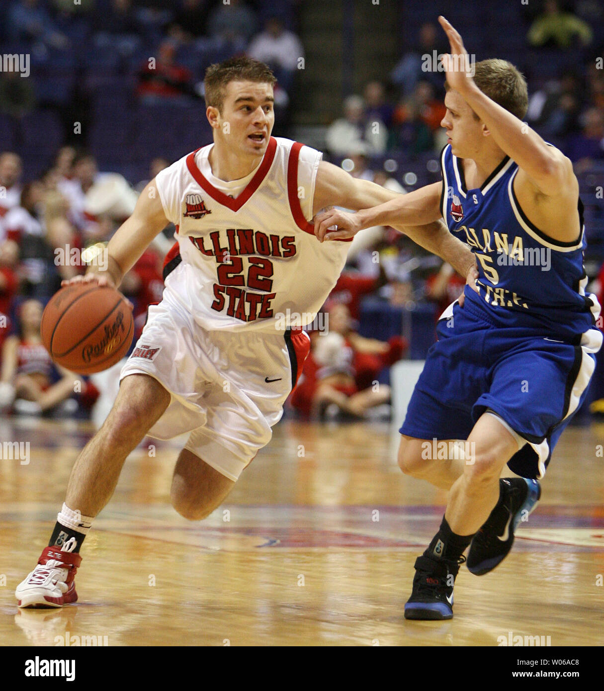 Illinois Zustand Redbirds Julius Moor (L) drückt auf seine Weise hinter Indiana State Platanen Cole Holmstrom in der ersten Hälfte des Spiel zwei der Missouri Valley Turnier im Scottrade Center in St. Louis am 1. März 2007. (UPI Foto/Rechnung Greenblatt) Stockfoto