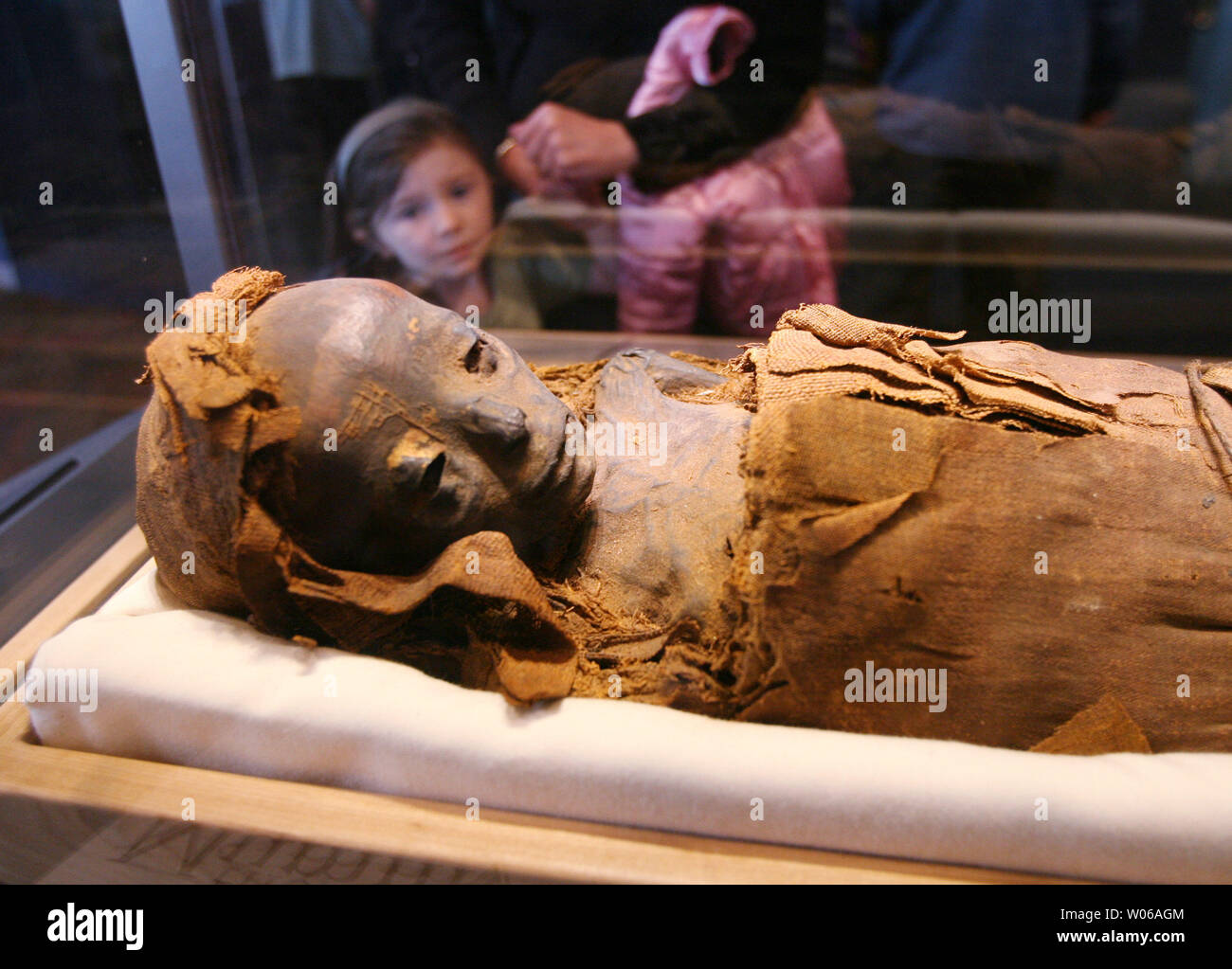 Eine junge Besucher der St. Louis Center erhält einen Blick auf die neue Mumie Anzeige an die St. Louis Science Center in St. Louis am 16. März 2007. Die 2000 Jahre alte Mumie eines Jungen, etwa sieben bis acht Monate alt war zum Science Center im Jahr 1985 gespendet. Neue DNA Test- und CT-Scans haben dazu beigetragen, die Forscher feststellen, dass der Junge zwischen 30 v. Chr. und das Jahr 130 lebte. Die Anzeige ist Teil einer Omnimax Film, "ummies: Geheimnisse der Phararohs." (UPI Foto/Rechnung Greenblatt) Stockfoto