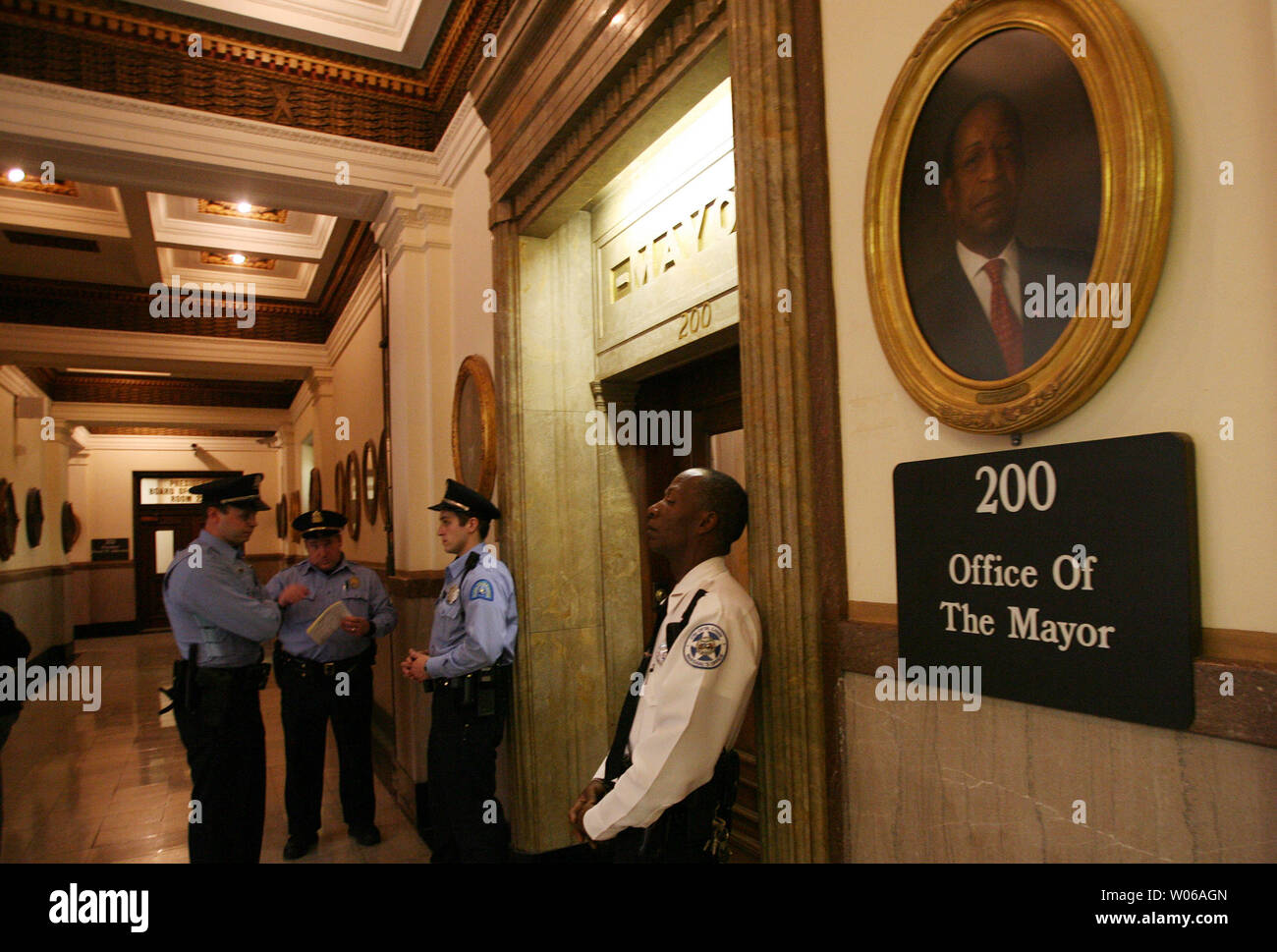 Polizei und Stadt Marshall Wachmann die Tür des Büros des Bürgermeisters von St. Louis als Kinder aus St. Louis city High School weiter Tag drei Ihrer Sit-in St. Louis am 16. März 2007. Die Kinder sind mit dem Töten Unterstützung einer staatlichen Intervention in die Stadt Schulen verärgert und wollen ihre Forderungen erfüllt, bevor Sie gehen. Über 20 Kinder haben ihre Tage und Nächte in der äußeren Büro des Bürgermeisterbüro, ihre Zeit mit Computer, Schach spielen und Bücher lesen. (UPI Foto/Rechnung Greenblatt) Stockfoto