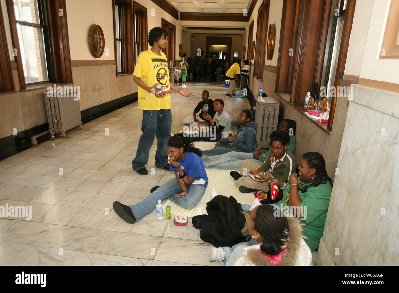 Kinder aus St. Louis High School der Stadt machen sich in der Diele des Rathauses komfortabel, während andere sich im Büro von St. Louis Bürgermeister Franz getroffen haben, Töten in St. Louis am 16. März 2007. Die Kinder sind mit dem Töten Unterstützung einer staatlichen Intervention in die Stadt Schulen verärgert und wollen ihre Forderungen erfüllt, bevor Sie gehen. Über 20 Kinder haben ihre Tage und Nächte in der äußeren Büro des Bürgermeisterbüro, ihre Zeit mit Computer, Schach spielen und Bücher lesen. (UPI Foto/Rechnung Greenblatt) Stockfoto