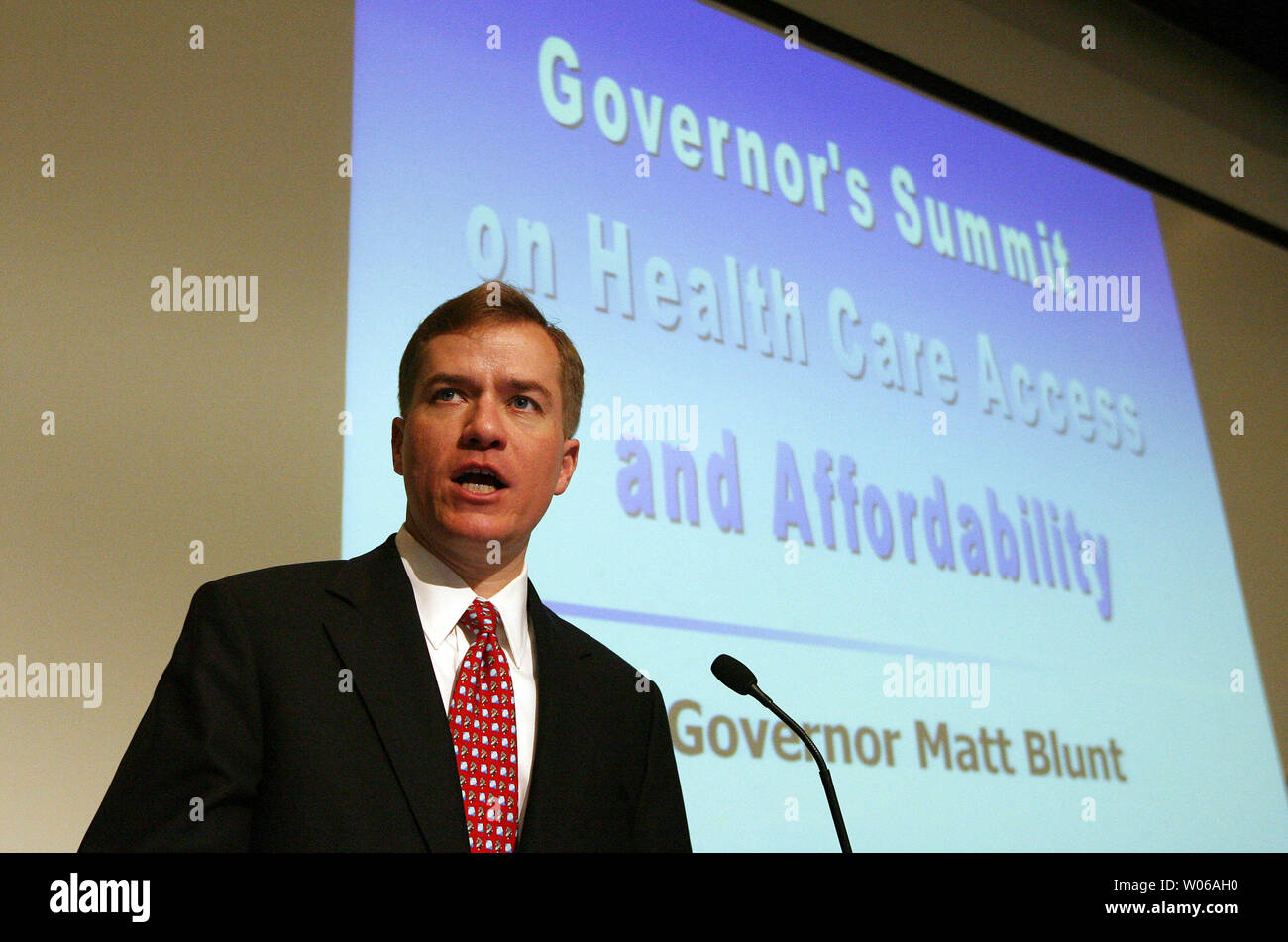 Missouri Gouverneur Matt Blunt begrüßt die Teilnehmer des Gouverneurs Gipfel im Gesundheitswesen Zugang und Erschwinglichkeit bei Saint Louis University in St. Louis am 19. März 2007. Die Teilnehmer hörten Experten im Gesundheitswesen auf der Suche nach Lösungen die Zahl der nichtversicherten in Missouri zu reduzieren. (UPI Foto/Rechnung Greenblatt) Stockfoto