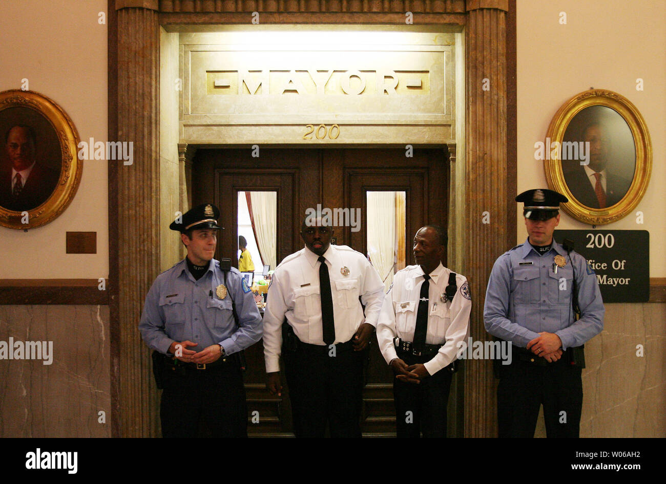 St. Louis Stadt Marshall's und der Polizei wache die Tür zum Büro von St. Louis Bürgermeister Francis Slay als Kinder aus St. Louis city High School weiter Tag drei Ihrer Sit-in St. Louis am 16. März 2007. Die Kinder sind mit dem Töten Unterstützung einer staatlichen Intervention in die Stadt Schulen verärgert und wollen ihre Forderungen erfüllt, bevor Sie gehen. Über 20 Kinder haben ihre Tage und Nächte in der äußeren Büro des Bürgermeisterbüro, ihre Zeit mit Computer, Schach spielen und Bücher lesen. (UPI Foto/Rechnung Greenblatt) Stockfoto