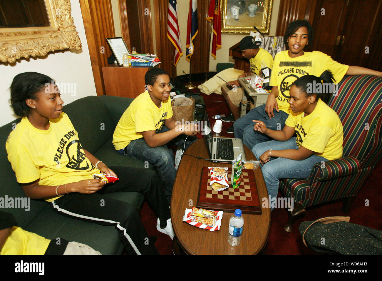 Kinder aus St. Louis High School der Stadt weiterhin ihre Sit-in an Tag drei im Rathaus von St. Louis Bürgermeister Francis Slay in St. Louis am 16. März 2007. Die Kinder sind mit dem Töten Unterstützung einer staatlichen Intervention in die Stadt Schulen verärgert und wollen ihre Forderungen erfüllt, bevor Sie gehen. Über 20 Kinder haben ihre Tage und Nächte in der äußeren Büro des Bürgermeisterbüro, ihre Zeit mit Computer, Schach spielen und Bücher lesen. (UPI Foto/Rechnung Greenblatt) Stockfoto