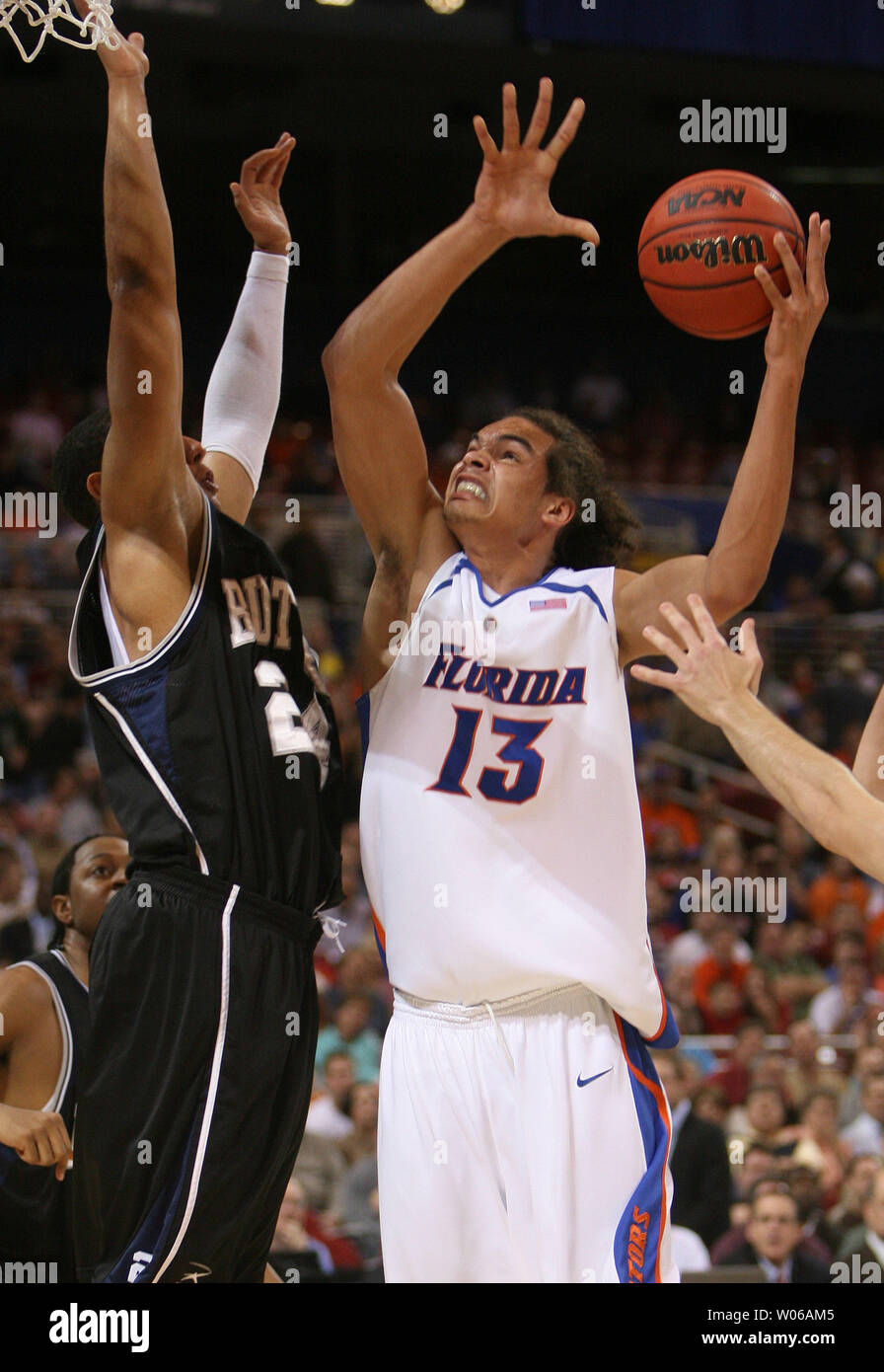 Flordia Gators Joakim Noah (R) geht für ein layup wie Butler Bulldogs Mike Green verteidigt während der ersten Hälfte des NCAA Midwest Regional an der Edward Jones Dome in St. Louis am 23. März 2007. (UPI Foto/Rechnung Greenblatt) Stockfoto