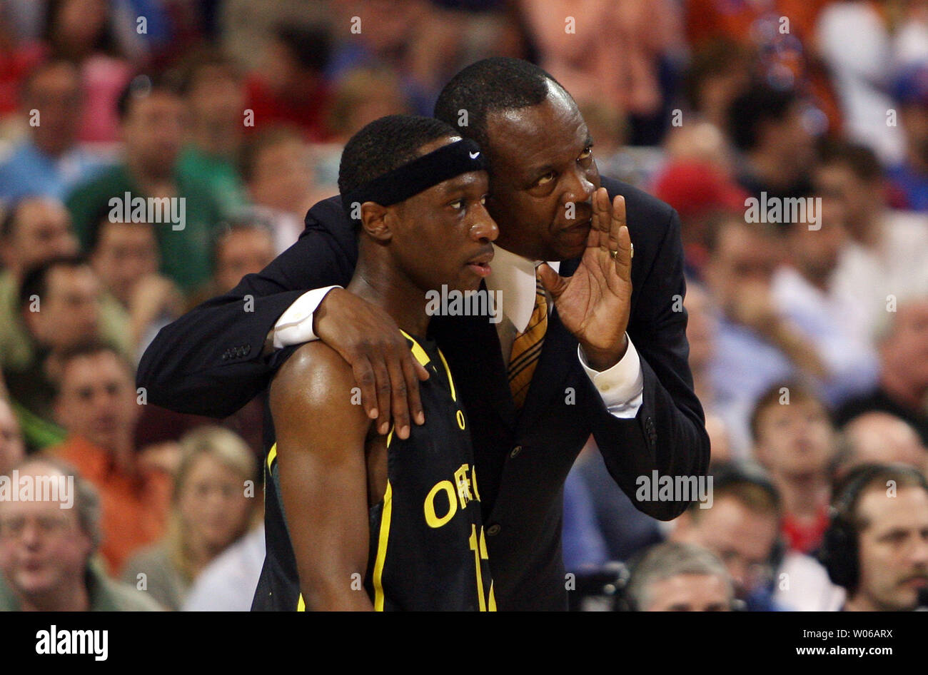 Oregon Enten Hauptbasketballtrainer Ernie Kent player Tajuan Porter Anweisungen in den letzten Minuten des Spiels gegen die Flordia Gators in der NCAA Midwest Regional an der Edward Jones Dome in St. Louis am 25. März 2007. Florida besiegte Oregon 85-77 Vorrücken zu den abschließenden vier in Atlanta. (UPI Foto/Rechnung Greenblatt) Stockfoto