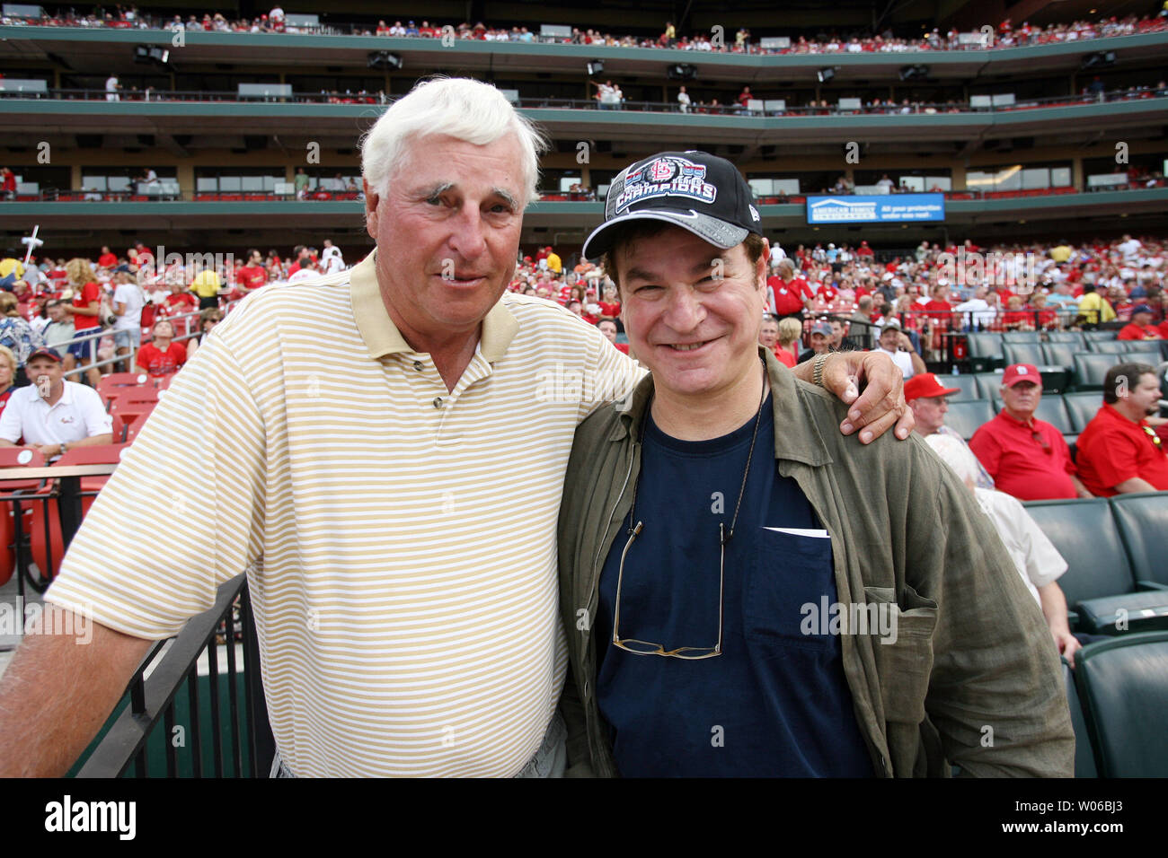 Schauspieler/Regisseur Robert Wuhl (R) posiert für ein Foto mit Texas Tech Hauptbasketballtrainer Bobby Knight bevor die Kansas City Royals-St. Louis Cardinals Spiel am Busch Stadium in St. Louis am 20. Juni 2007. (UPI Foto/Rechnung Greenblatt) Stockfoto