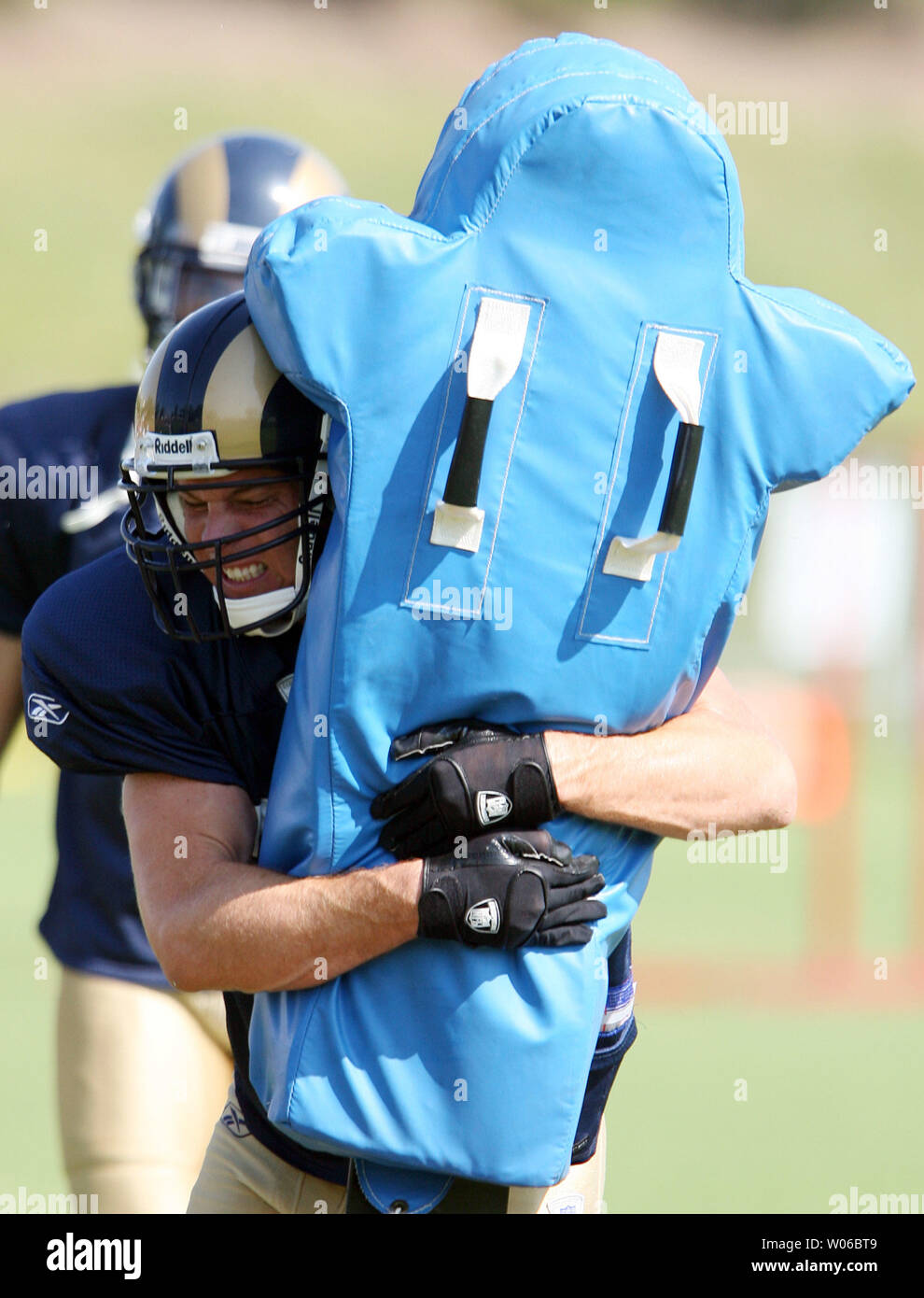 St. Louis Rams Todd Johnson schiebt den Schlitten während des Trainings Camp an der Russell Schulungszentrum in Earth City, Missouri am 31. Juli 2007. (UPI Foto/Rechnung Greenblatt) Stockfoto