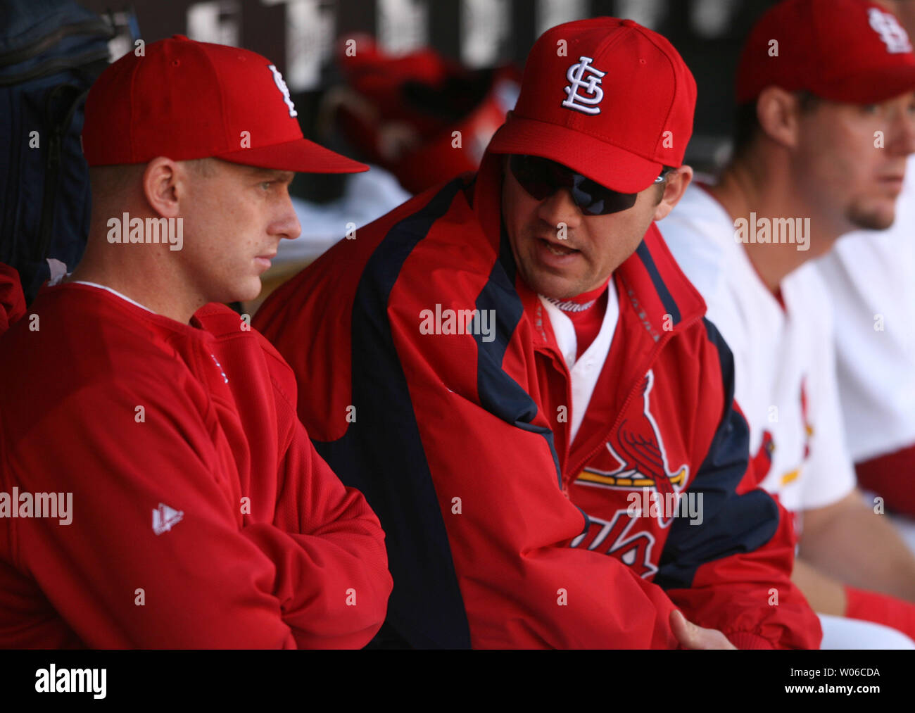 St. Louis Cardinals Scott Rolen (R) Gespräche mit Teamkollege David Eckstein auf der Bank, während ihr Spiel gegen die Chicago Cubs am Busch Stadium in St. Louis am 15. September 2007. Rolen, der schulterchirurgie früh in der Woche werden bis zur nächsten Saison. (UPI Foto/Rechnung Greenblatt) Stockfoto