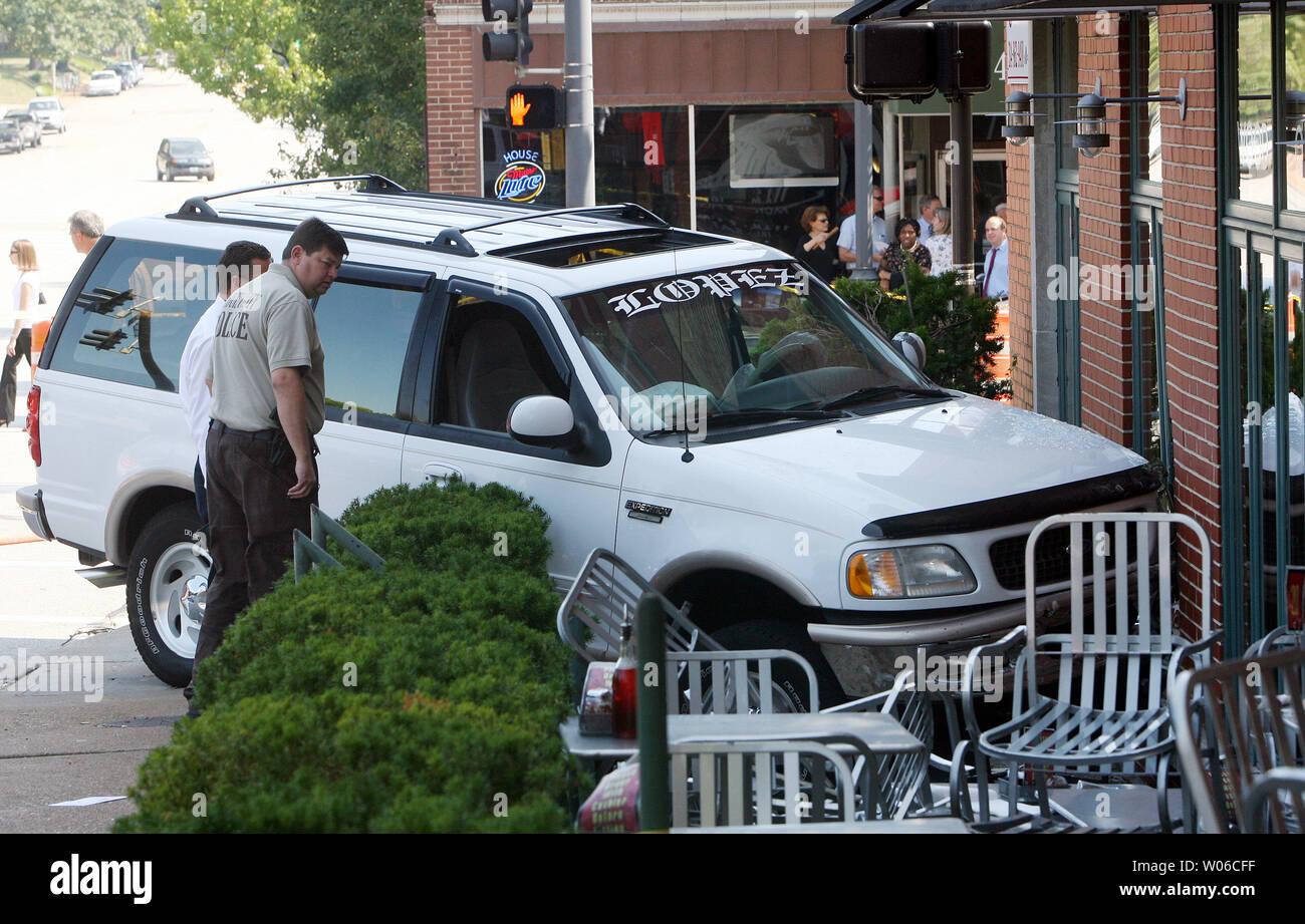 St. Louis County Polizei Blick auf einen SUV, stürzte in ein Restaurant schwer verletzt mehrere Menschen, die Speisen auf der Terrasse während der Mittagspause in Clayton, Missouri am 18. September 2007. Die Polizei sagt, die unbekannter Mann eine Umdrehung verkannt und schließlich in das Gebäude schlagen ein Ehemann und eine Ehefrau beim Mittagessen auf der Terrasse. Der Mann ist in ernstem Zustand und seine Frau ist in einem kritischen Zustand in einem örtlichen Krankenhaus. (UPI Foto/Rechnung Greenblatt) Stockfoto