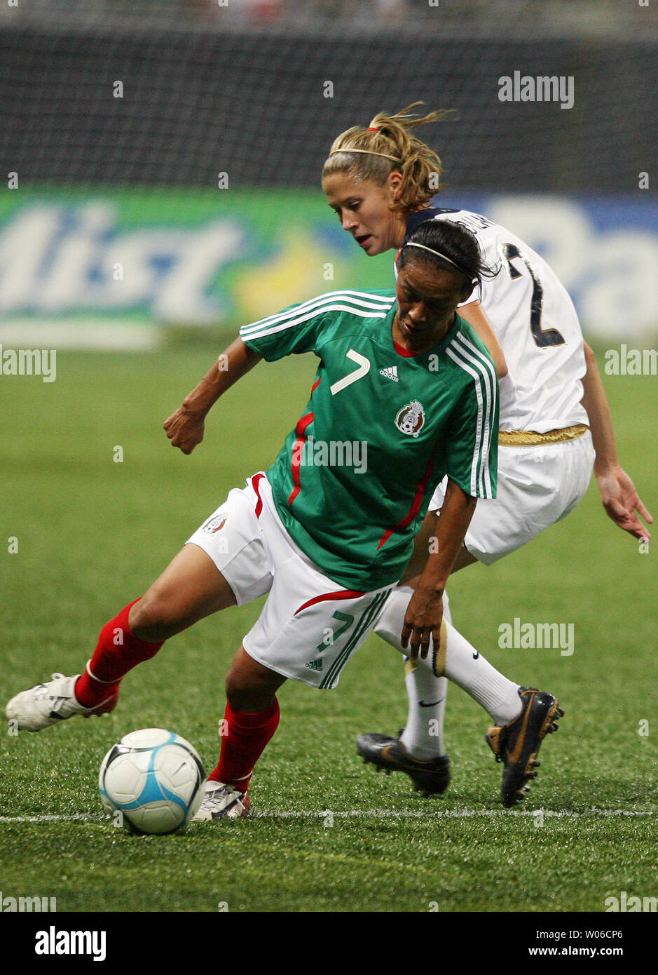 Mexikos Evelyn Lopez (7) funktioniert die Kugel hinter der USA Marian Dalmy während der ersten Hälfte des Spiels an der Edward Jones Dome in St. Louis am 13. Oktober 2007. (UPI Foto/Rechnung Greenblatt) Stockfoto