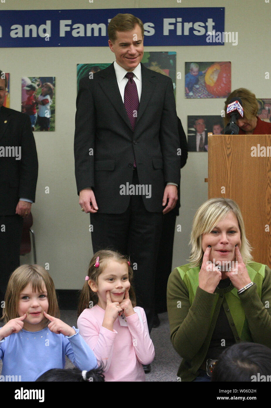 Mo. reg. Matt Blunt hört als Klasse ein Lied bei seiner Ankunft am Parkway Mitte der Kinder in Chesterfield, Missouri am 15. November 2007 singt. Stumpf war an Hand, zu verkünden, daß er wird ein $ 2 Mio. erhöhen MissouriÕs jüngste Lernenden durch die Eltern als Programm Lehrer profitieren, empfehlen. (UPI Foto/Rechnung Greenblatt) Stockfoto