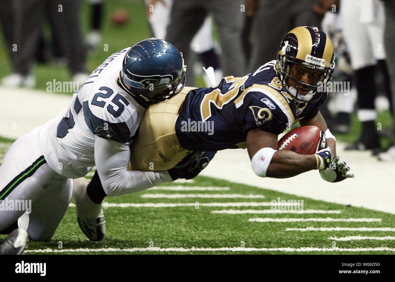 Seattle Seahawks Brian Russell (25) Hält St. Louis Rams wide receiver Dante Hall nach einem Empfang im ersten Quartal an der Edward Jones Dome in St. Louis am 25. November 2007. (UPI Foto/Rechnung Greenblatt) Stockfoto