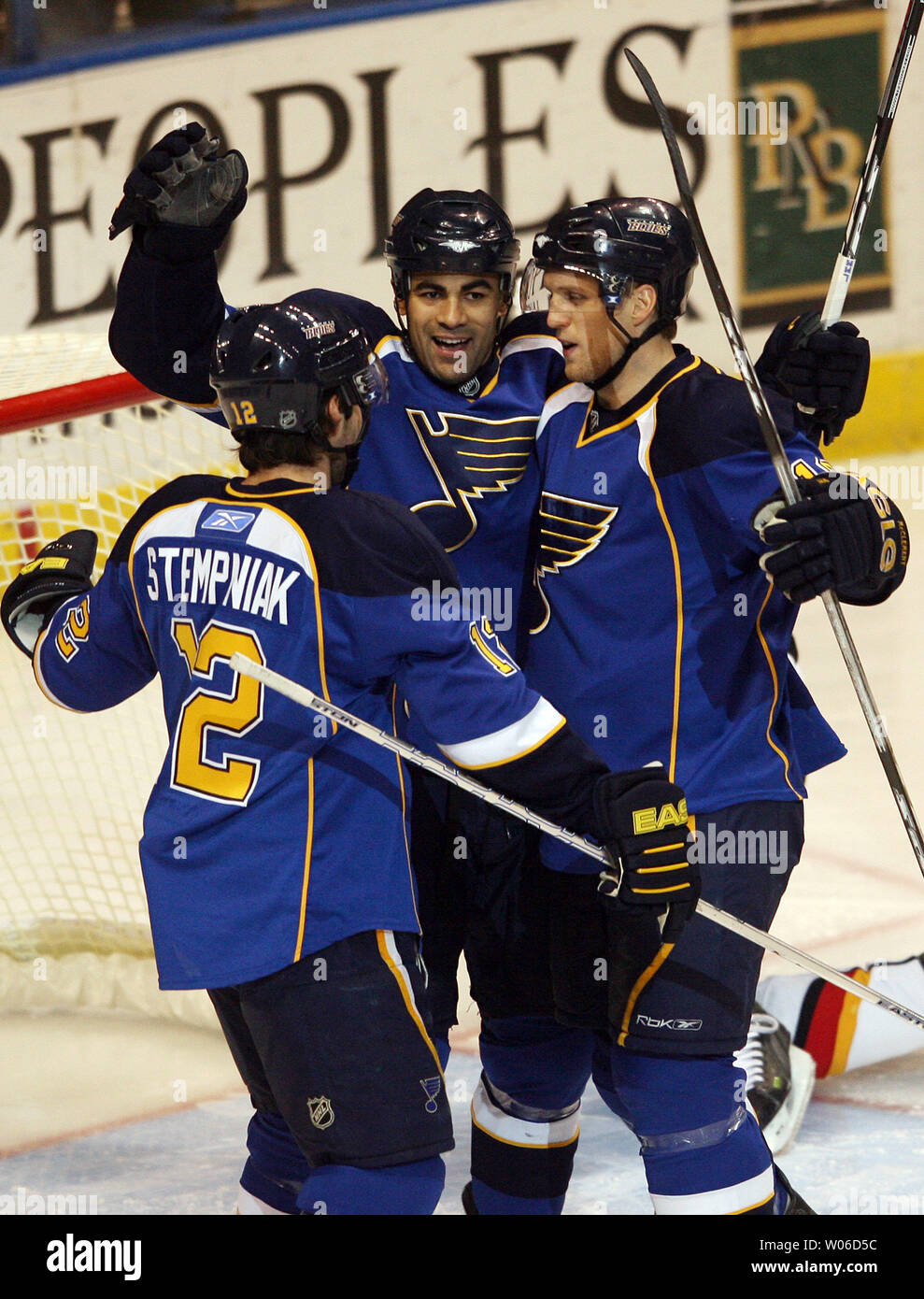 St. Louis Blues Jamal Mayers (C) feiert seinen ersten Periode Ziel mit Teamkollegen, Lee Stempniak (L) und Jay McClement gegen die Calgary Flames im Scottrade Center in St. Louis am 25. November 2007. (UPI Foto/Rechnung Greenblatt) Stockfoto