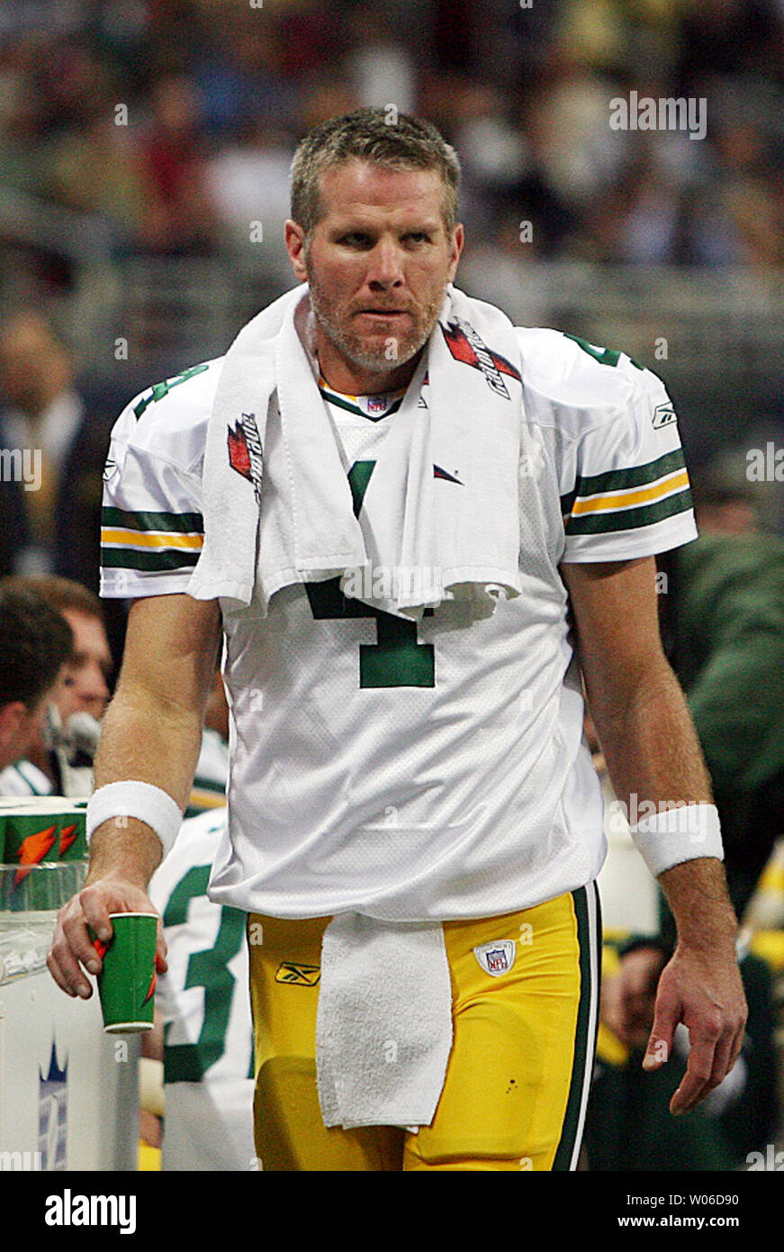 Green Bay Packers Quarterback Brett Favre eine Auszeit nimmt im ersten Quartal gegen die St. Louis Rams an der Edward Jones Dome in St. Louis am 16. Dezember 2007. (UPI Foto/Rechnung Greenblatt) Stockfoto