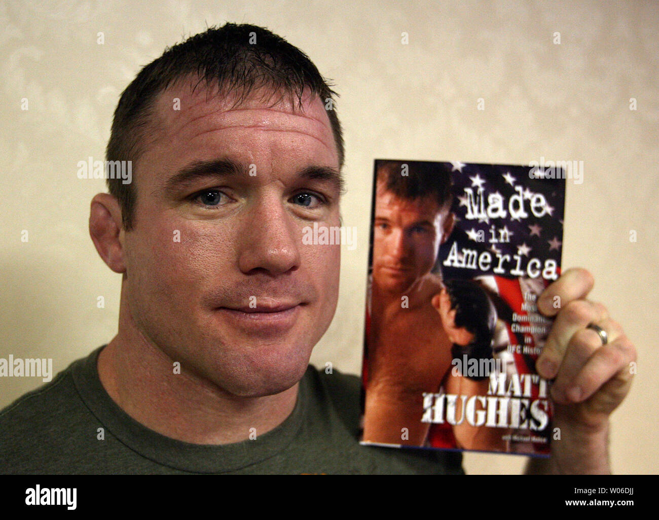 Matt Hughes, neun - Zeit Welt UFC Welterweight Champion und Autor der New York Times Bestseller, "Made in Amerika: Die Dominante Meister in der Ufc Geschichte," wirft mit seinem Buch während einer Pressekonferenz in Clayton, Missouri, am 29. Januar 2008. Hughes kündigte er in einem Mixed Martial Arts Wettbewerb in St. Louis wird am 22. Februar 2008 kämpfen. (UPI Foto/Rechnung Greenblatt) Stockfoto