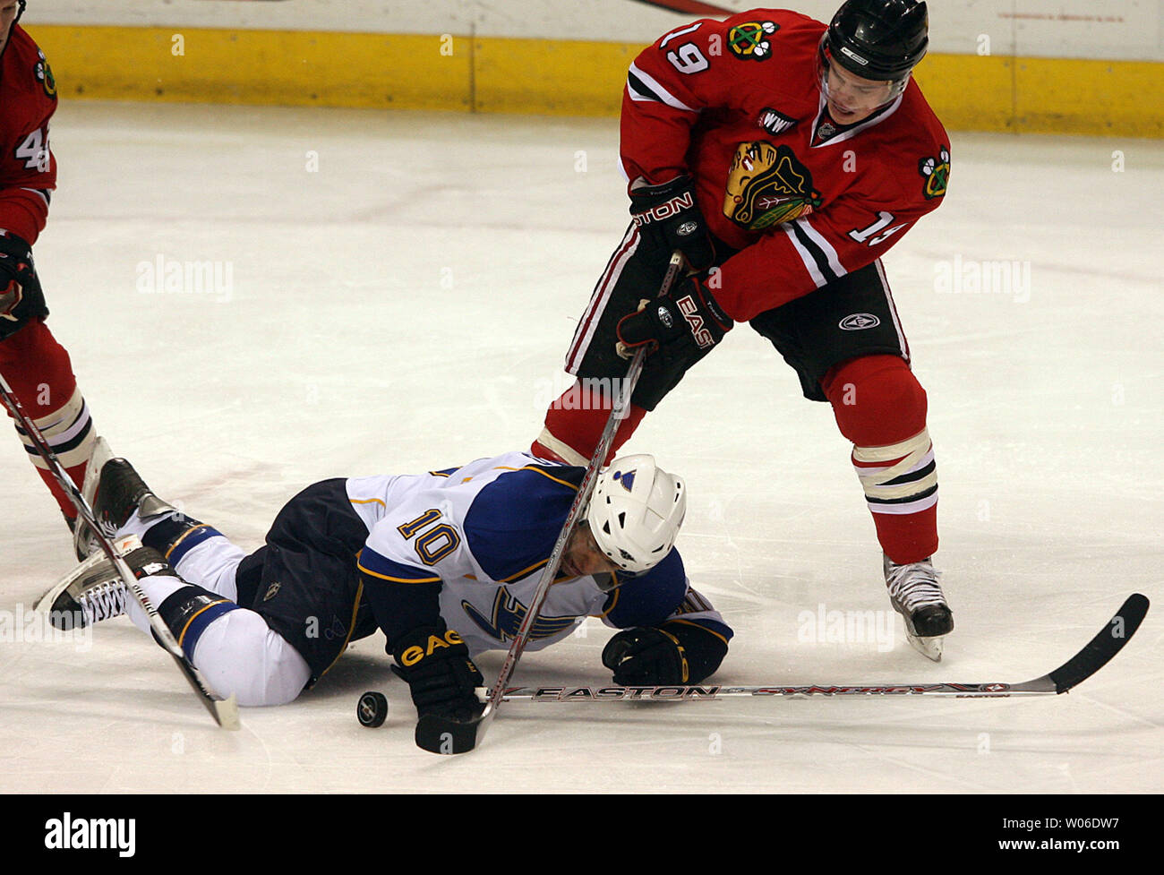 St. Louis Blues Andy McDonald (10) Erhält unter der Peitsche der Chicago Blackhawks Jonathan Toews, als die beiden nach dem Puck in der ersten Periode im Scottrade Center in St. Louis gefangen am 19. Februar 2008. (UPI Foto/Rechnung Greenblatt) Stockfoto