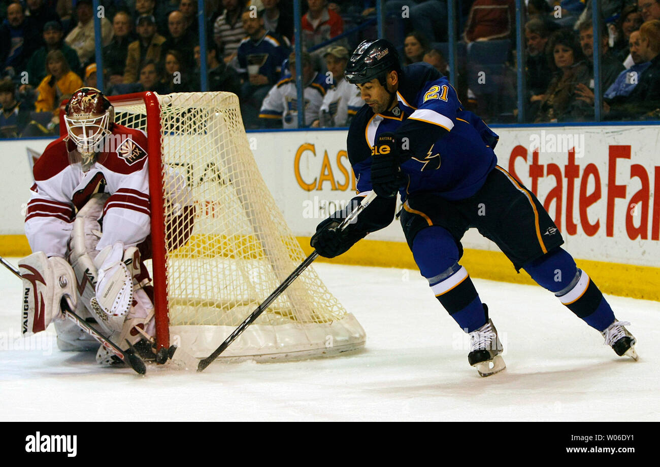 St. Louis Blues Jamal Mayers (R) versucht den Puck zu stoßen Vergangenheit Phoenix Coyotes Torwart Llya Bryzgalov der Tschechischen Republik, in der ersten Periode im Scottrade Center in St. Louis, am 28. Februar 2008. (UPI Foto/Rechnung Greenblatt) Stockfoto