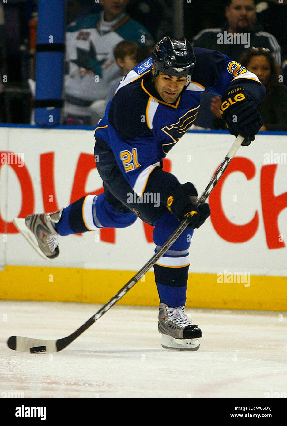 St. Louis Blues Jamal Mayers nimmt einen Slap shot gegen die San Jose Sharks in der ersten Periode im Scottrade Center in St. Louis am 1. März 2008. (UPI Foto/Rechnung Greenblatt) Stockfoto