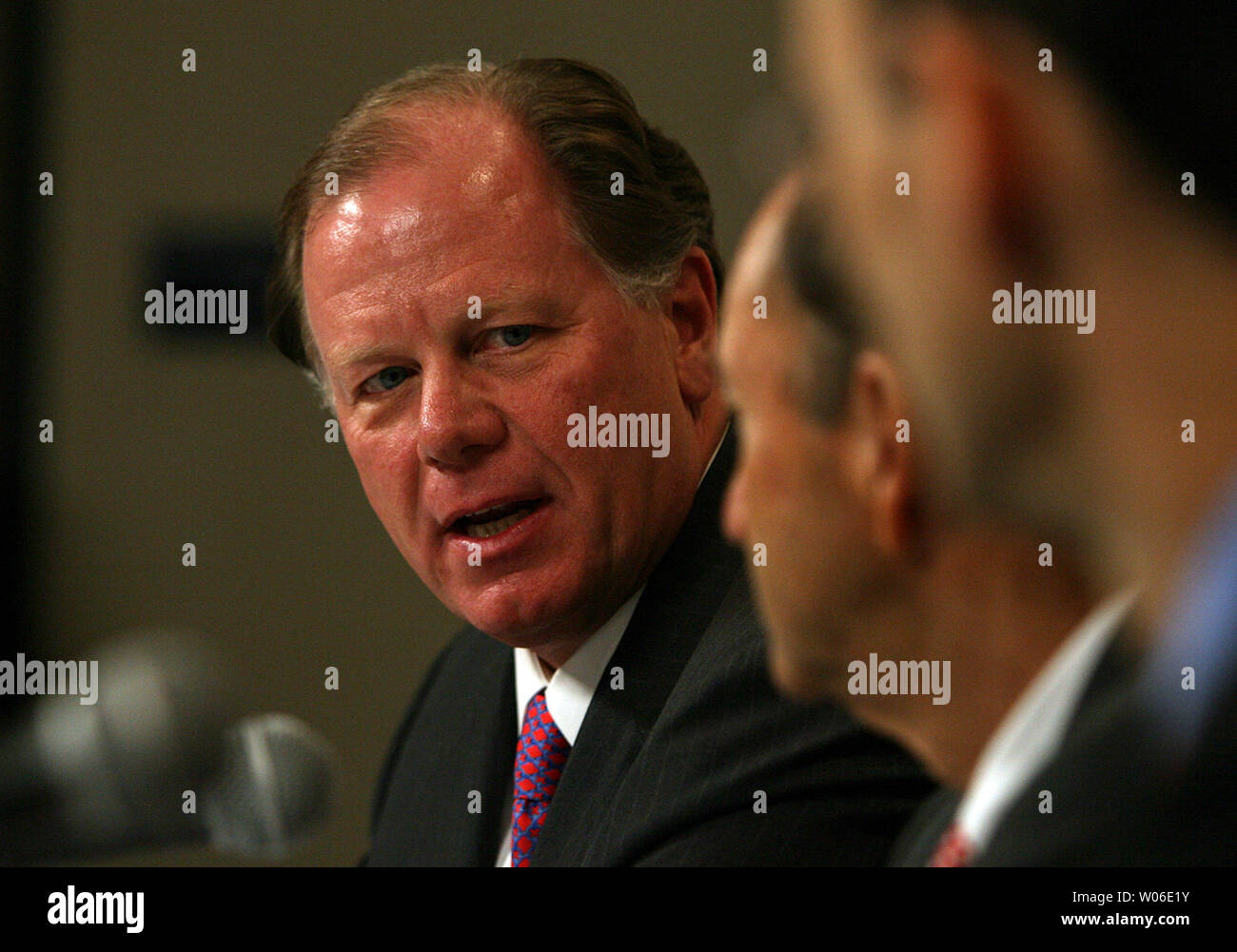 St. Louis Cardinals Präsident Mark Lamping dank Team Eigentum als er kündigt seinen Rücktritt nach 14 Jahren, von dieser Position aus während einer Pressekonferenz am Busch Stadium in St. Louis am 14. März 2008. Wird Lamping CEO der New Meadowlands Stadium Unternehmen, ein Joint Venture zwischen der NFL New York Giants und die New York Jets geworden. Das Unternehmen wird ein Sportstadion für beide Mannschaften sowie die wichtigsten Sport- und Unterhaltungsveranstaltungen. Sitzen mit Lamping ist Kardinäle Prinzip Inhaber Bill DeWitt, jr. und Sohn William DeWitt III (R), genannt worden ist nicht scheitert Lamping als Presi Stockfoto