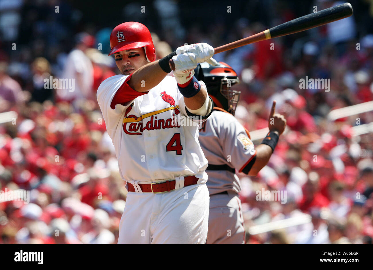 St. Louis Cardinals Yadier Molina (L) nimmt eine Warm-up-schwingen, wie Bruder Bengie fordert ein Baseball im zweiten Inning am Busch Stadium in St. Louis am 20. April 2008. San Francisco gewann das Spiel 8-2. (UPI Foto/Rechnung Greenblatt) Stockfoto