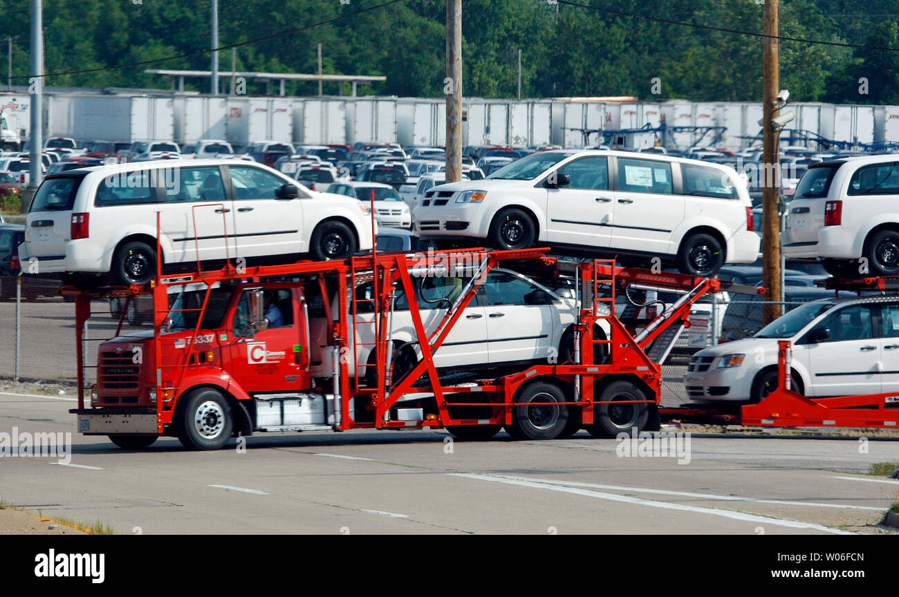 Ein LKW voller Minivans angezeigt wird, verlässt die Daimler Chrysler Werk in Fenton, Missouri am 2. Juli 2008. Daimler Chrysler hat angekündigt, dass Sie aufhören, den minivan in der Anlage, Beseitigung von über 2.400 Arbeitsplätzen. Im Werk Süd, 1.500 Menschen arbeiten Minivans zu montieren, die Produktion wird am 31. Oktober. Im Werk Nord, etwa 900 Menschen werden entlassen am 2. September, wenn die zweite Verschiebung eliminiert werden. Die Anlage montiert die Dodge Ram Pickup. (UPI Foto/Rechnung Greenblatt) Stockfoto