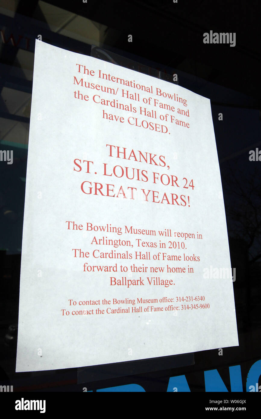 Ein geschlossenes Schild hängt nun an der Tür der Nationalen Bowling Hall of Fame Tür in St.. Louis am 19. November 2008. Die Kardinäle Hall of Fame, auch in der nationalen Bowling Hall of Fame untergebracht, gezwungen wurde, nach dem Bowling Muesum verkündete es seine Türen schließen und Umzug in Arlington, Texas nach 24 Jahren in der Innenstadt von St. Louis. (UPI Foto/Rechnung Greenblatt) Stockfoto