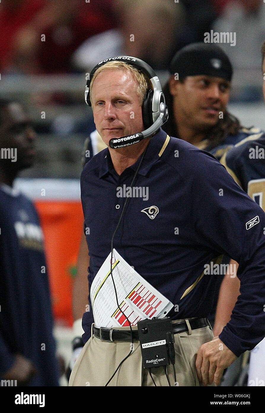 St. Louis Rams Head Coach Jim Haslett kann nur als den letzten Sekunden kreuzen Sie unten für einen 27-3 Verlust zu den Chicago Bears an der Edward Jones Dome in St. Louis am 23. November 2008. Die Rams sind nun 2-10 auf der Jahreszeit. (UPI Foto/Rechnung Greenblatt) Stockfoto