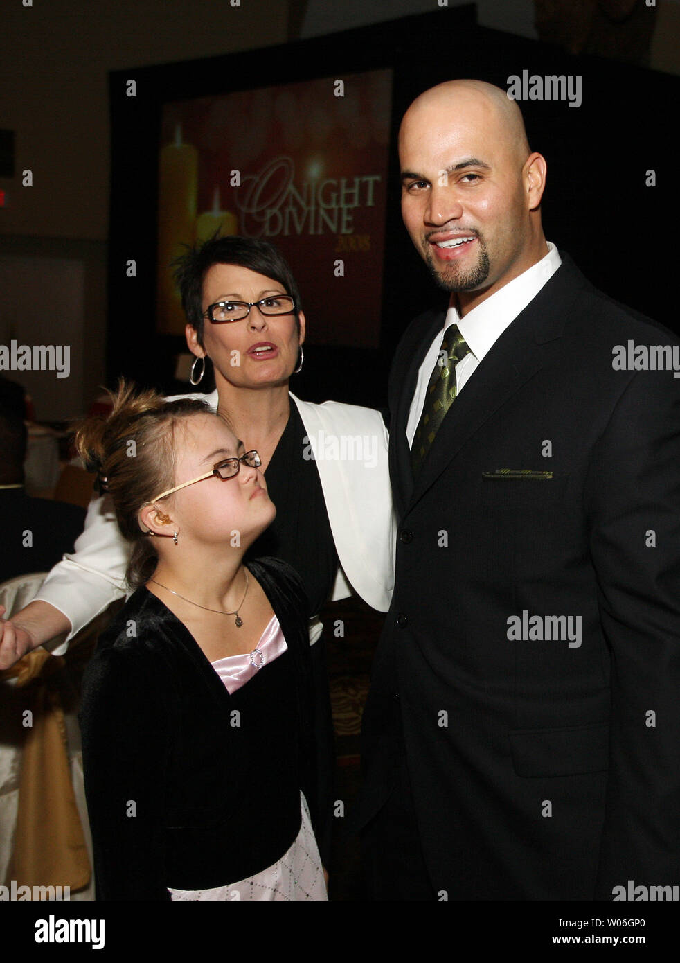 St. Louis Cardinals first baseman und 2008 der Nationalen Liga zum wertvollsten Spieler Albert Pujols, Gespräche mit Freunden während der jährlichen Pujols Family Foundation Holiday Party im Chase Park Plaza Hotel in St. Louis am 7. Dezember 2008. Die pujols Family Foundation bietet medizinische Hilfe für die Kinder in kleinen Städten in der Dominikanischen Republik und bietet auch Hilfe für Familien mit Kindern mit Down-Syndrom. (UPI Foto/Rechnung Greenblatt) Stockfoto