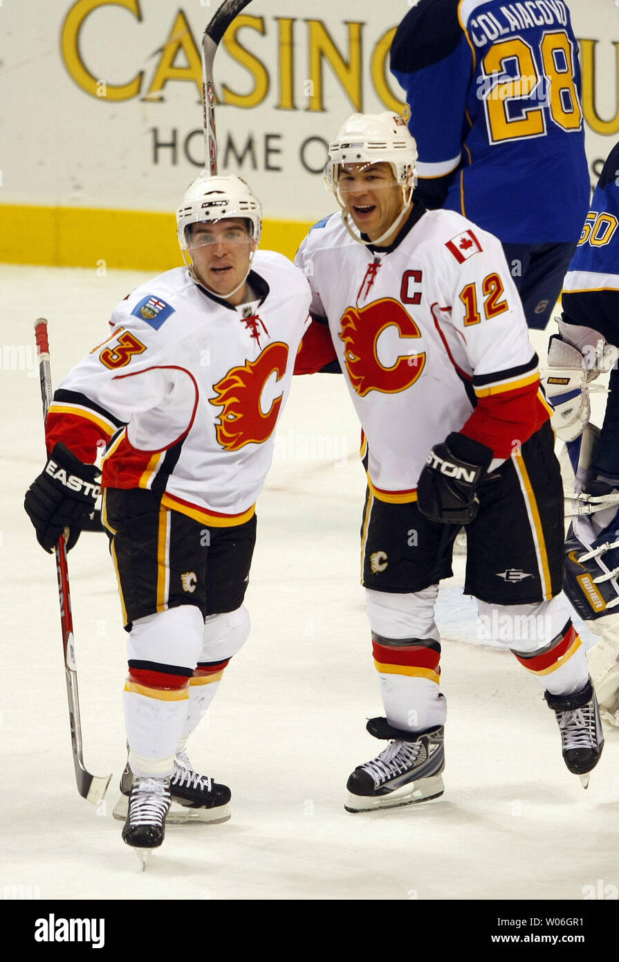 Calgary Flames Michael Cammallen (L) gratuliert Teamkollege Jarome Iginla auf seinem Ziel gegen die St. Louis Blues im Scottrade Center in St. Louis am 16. Dezember 2008. Calgary gewann das Spiel 6-3. (UPI Foto/Rechnung Greenblatt) Stockfoto