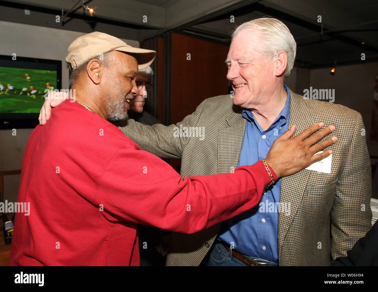 Ehemalige St. Louis Cardinals football player Johnny Roland (L) sagt Hallo zu ehemaligen Mannschaftskameraden und Football Hall of Fame Mitglied Jacki Smith während einer Versammlung der ehemaligen Spieler in Maryland Heights, Missouri am 27. Februar 2009. Neraly 30 ehemalige St. Louis Cardinals Football spieler versammelt die Arizona-kardinäle Erscheinung in der diesjährigen Super Bowl zu feiern. Die Fußball Kardinäle zogen von St. Louis nach Arizona 1987. (UPI Foto/Rechnung Greenblatt) Stockfoto