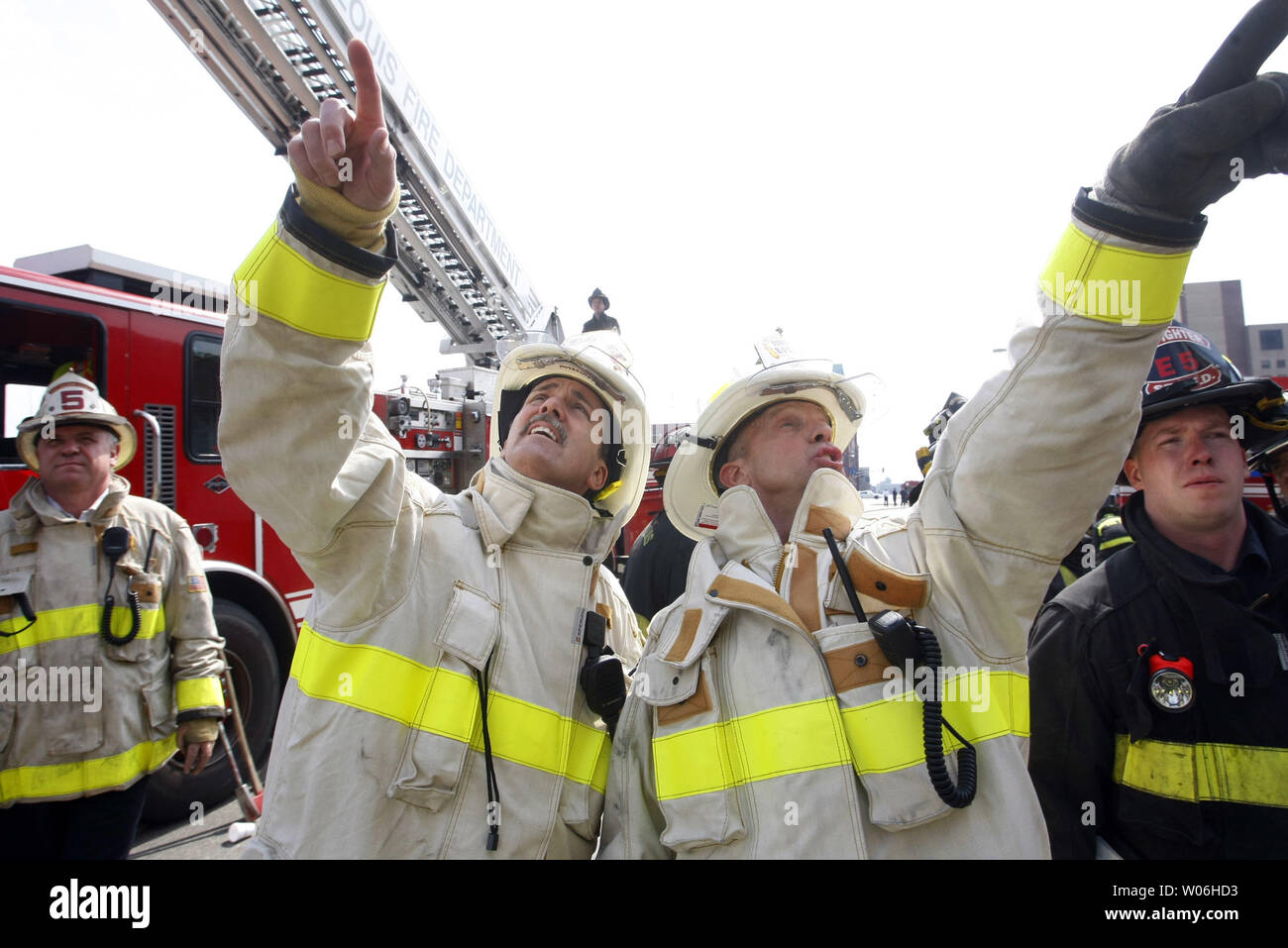 St. Louis Fire Chief Dennis Jenkerson (L) und stellvertretender Chef Steve Kotraba Arbeitsmittel in Platz während eines drei-alarm Brand in einem leerstehenden dreistöckigen Lager in St. Louis am 22. März 2009. Die Alte Molkerei Pevely Gebäude schließlich brach trotz der Bemühungen von über 75 Feuerwehrleute. (UPI Foto/Rechnung Greenblatt) Stockfoto