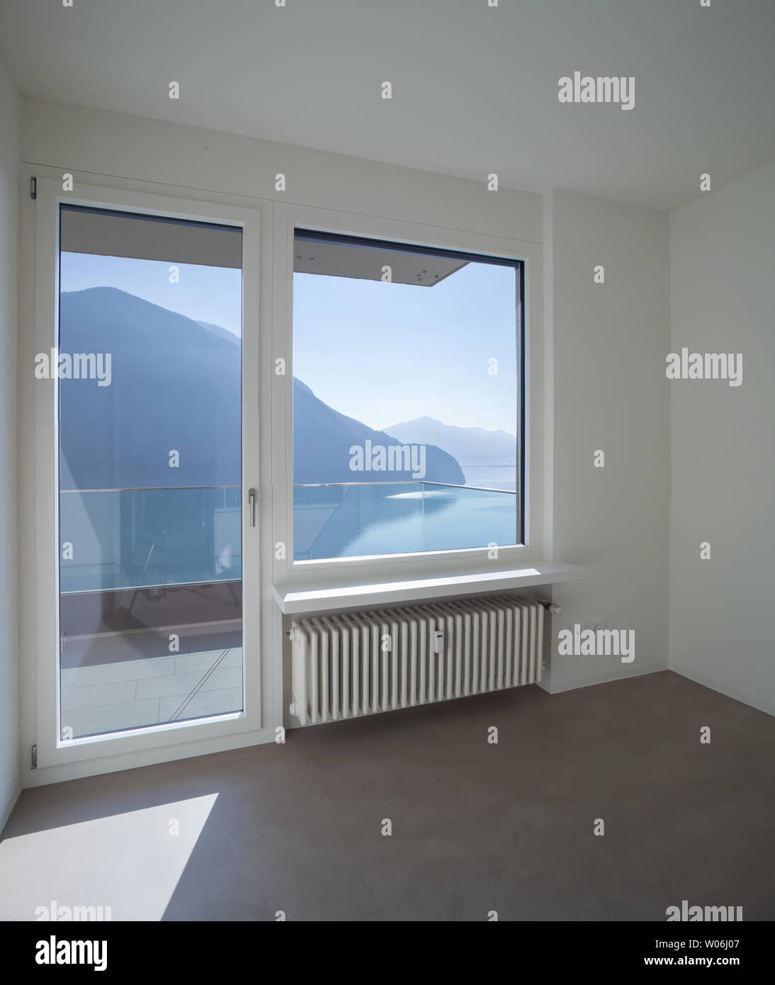 Leere Zimmer im modernen Haus, Fenster mit See Landschaft Stockfoto