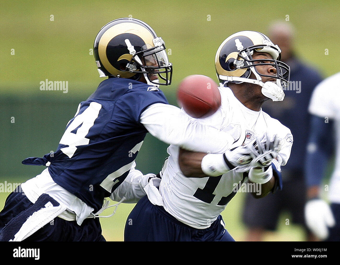 St. Louis Rams Ron Bartell (L) Bricht ein Pass für die wide receiver Donnie Avery während des ersten Tages der Mini Camp an der Praxis der Mannschaft in Earth City, Missouri soll am 1. Mai 2009. (UPI Foto/Rechnung Greenblatt) Stockfoto