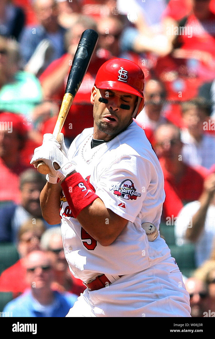 St. Louis Cardinals Albert Pujols kann nicht aus dem Weg einer Pittsburgh Pirates Ross Ohlendorf Pitch im fünften Inning am Busch Stadium in St. Louis am 7. Mai 2009 erhalten. (UPI Foto/Rechnung Greenblatt) Stockfoto