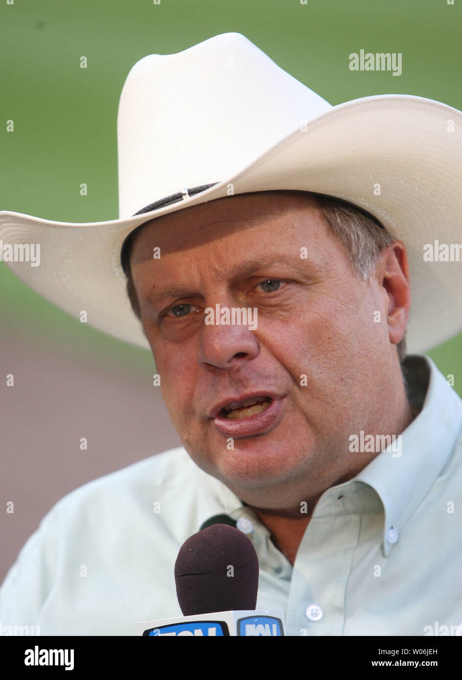 National Baseball Hall of Fame Mitglied Tracy Ringolsby, Kolumnist mit Baseball Amerika und foxsports.com,, die auch vor dem Spiel und nach dem Spiel zeigt für FSN Rocky Mountain Telecasts der Colorado Rockies hat seine Show vor dem Spiel zwischen den Rocky Mountains und die St. Louis Cardinals am Busch Stadium in St. Louis am 5. Juni 2009. (UPI Foto/Rechnung Greenblatt) Stockfoto