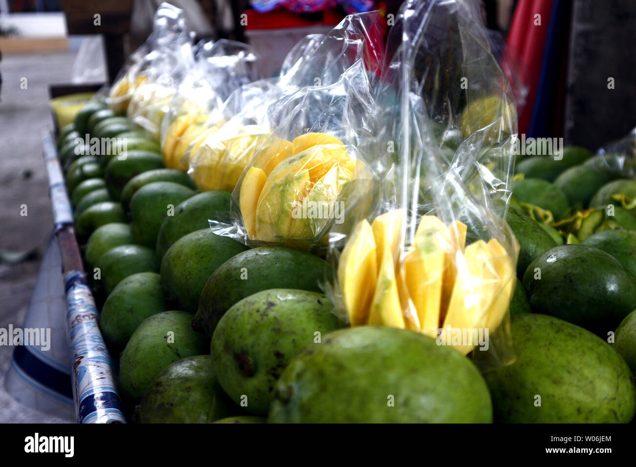 Foto von Frische und Reife indische Mango an eine Frucht Warenkorb Stockfoto