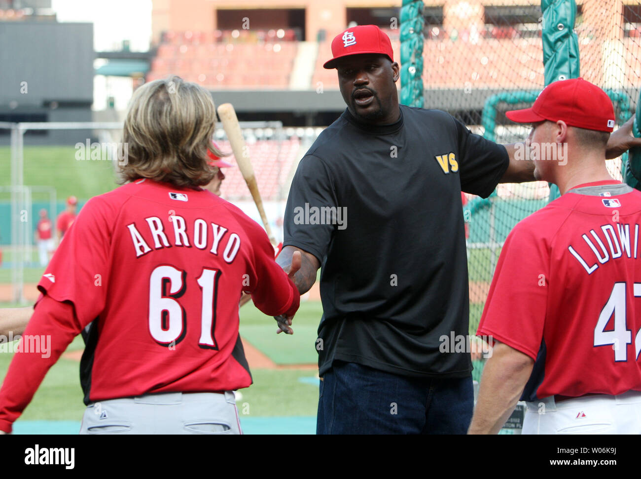 NBA-Star Shaquille O'Neal sagt Hallo zu Cincinnati Reds Krug Bronson Arroyo (L) und St. Louis Cardinals Ryan Ludwick beim Besuch der schlagenden Praxis am Busch Stadium in St. Louis am 11. August 2009. Shaquille O'Neal ist in St. Louis taping ein Segment seiner neuen Reality Show der haq VS', die im September die Luft. UPI/Rechnung Greenblatt Stockfoto