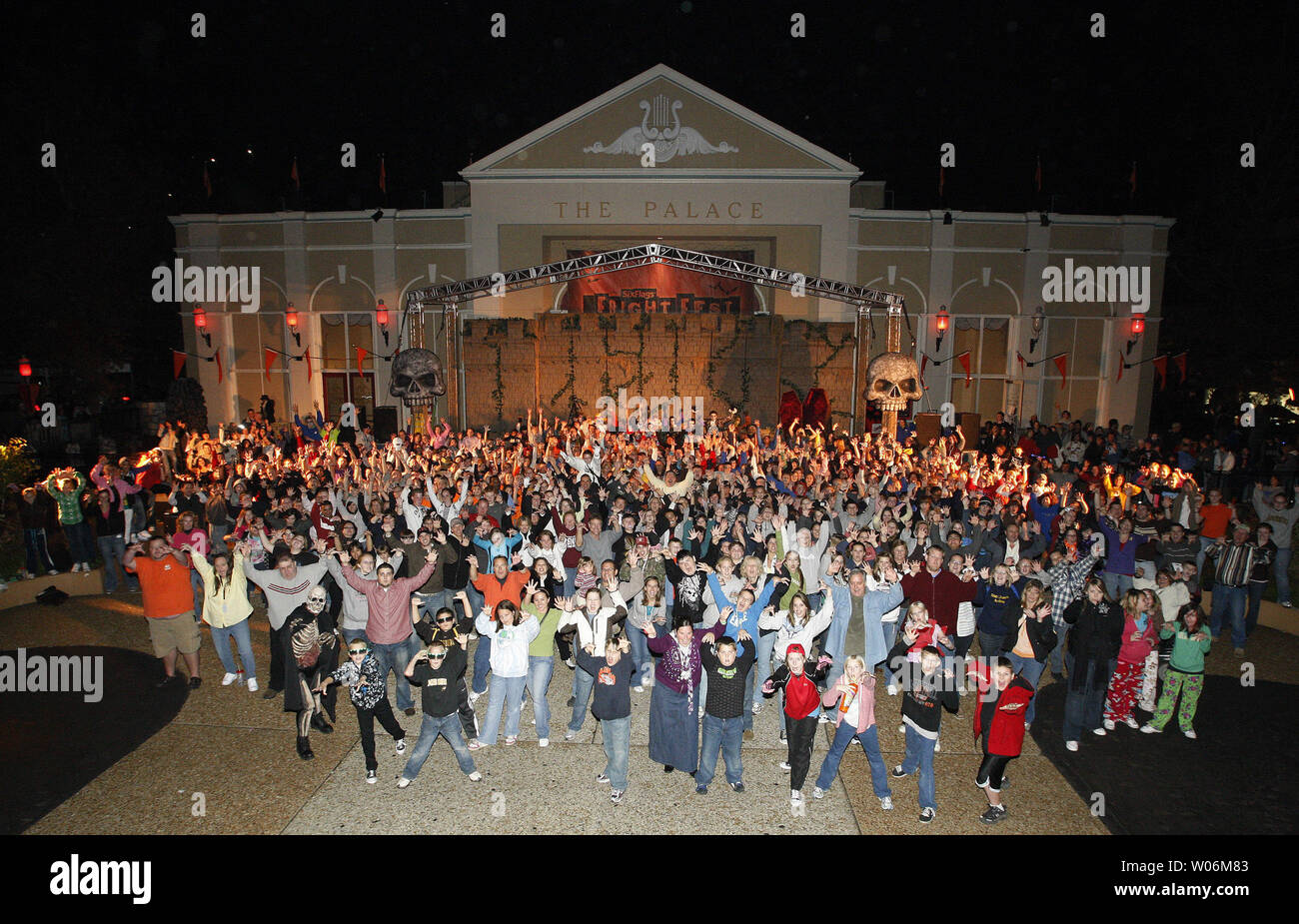 Tänzer stop ein Gruppenfoto Nach dem Tanz zum Song "Thriller" von Michael Jackson in einem Versuch, die Welten, die Aufzeichnung für den größten simultanen Tanz zu brechen, im Six Flags St. Louis in Eureka, Missouri am 24. Oktober 2009 zu nehmen. "Nervenkitzel der Welt 2009' ist die mehr als 270 000 Menschen, die Michael Jackson Songs auf einmal zu tanzen. 400 Einrichtungen weltweit nahmen an den Rekordversuch, während 622 Menschen in St. Louis getanzt. UPI/Rechnung Greenblatt Stockfoto