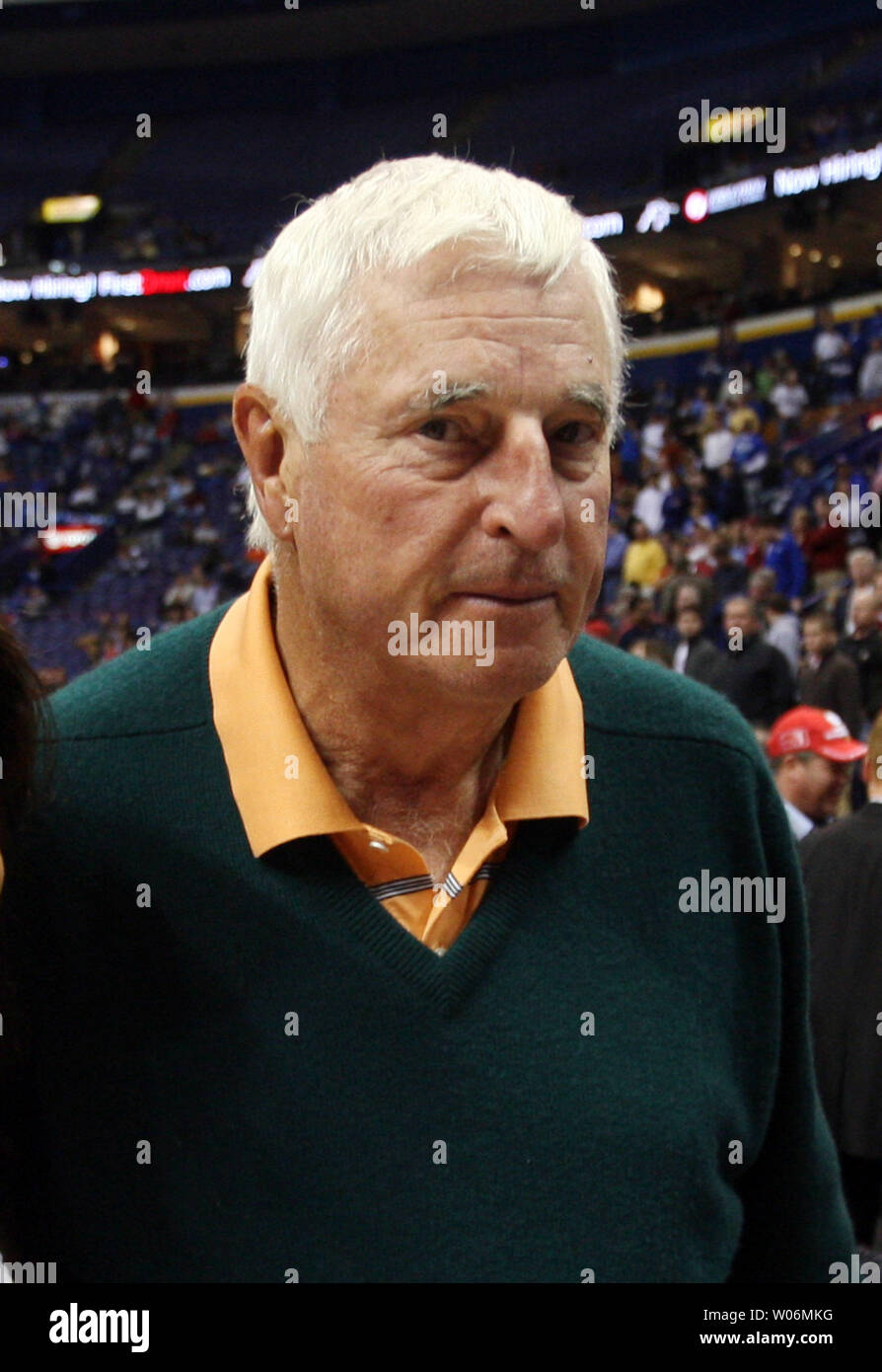 College Basketball Trainer Bob Knight verlässt den Boden nach der Sendung des Arkansas Razorbacks - Louisville Kardinäle Spiel in der Basketball Hall of Fame Klassiker an der Scottrade Center in St. Louis am 17. November 2009. UPI/Rechnung Greenblatt Stockfoto