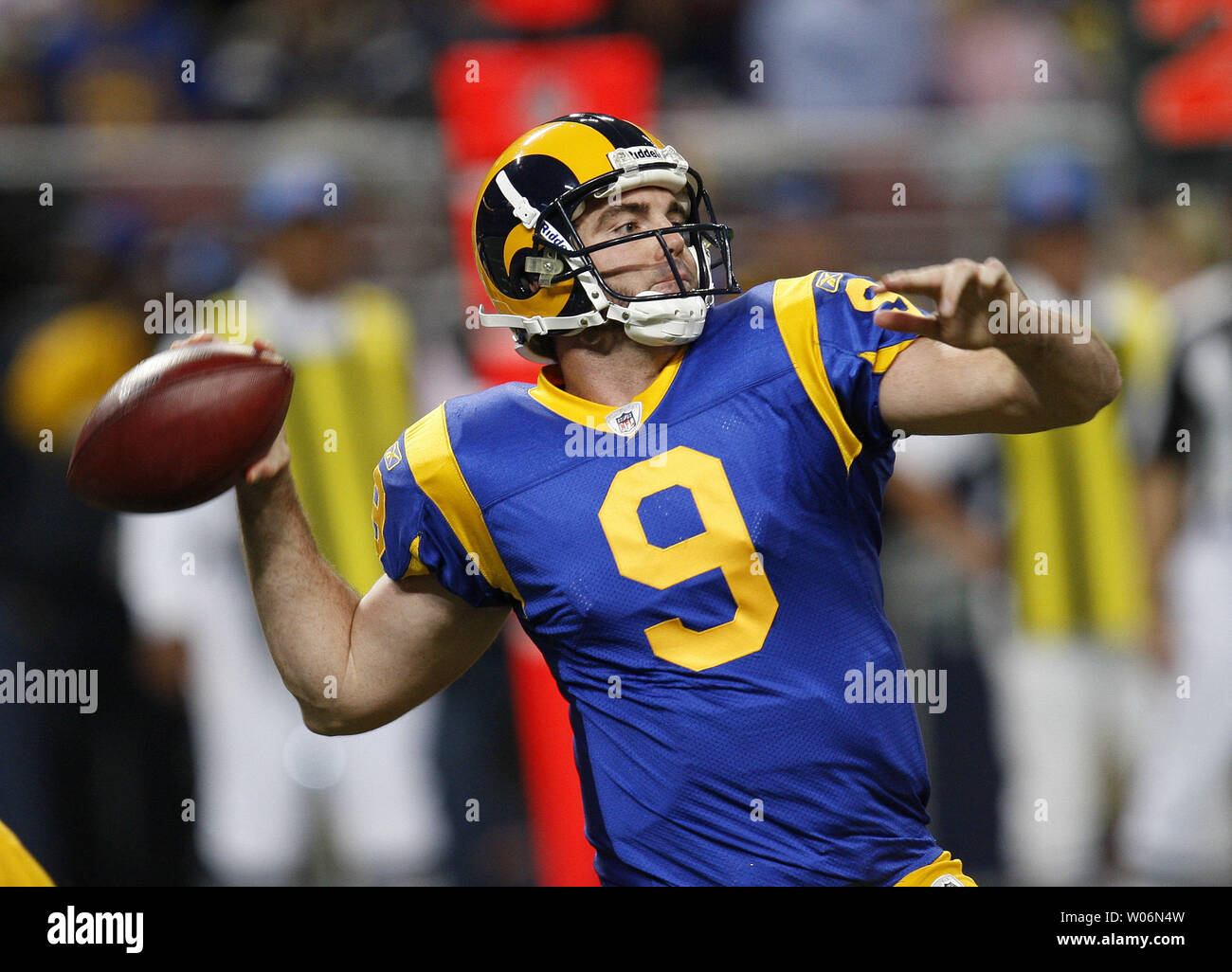 St. Louis Rams quarterback Keith Null ermöglicht die Fußball fliegen auf einem langen Pass spielen im zweiten Viertel gegen die Houston Texans an der Edward Jones Dome in St. Louis am 20. Dezember 2009. UPI/Rechnung Greenblatt Stockfoto