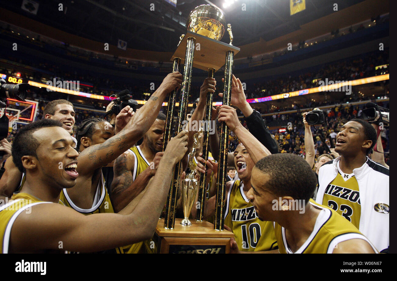 Mitglieder der Missouri Tiger Basketballmannschaft hoist Die gewinnende Trophäe nach dem Sieg über die Illinois Fighting Illini 81-68, in der jährlichen Braggin Rechte Spiel im Scottrade Center in St. Louis am 23. Dezember 2009. Der Gewinn ist der erste für Missouri seit 1999. UPI/Rechnung Greenblatt Stockfoto