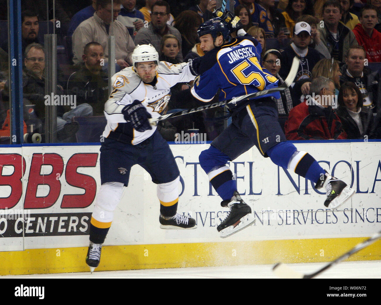 St. Louis Blues Cam Janssen (R) versucht, in Nashville Predators Dan Hamhuis in der ersten Periode im Scottrade Center in St. Louis am 29. Dezember 2009 zu fliegen. UPI/Rechnung Greenblatt Stockfoto