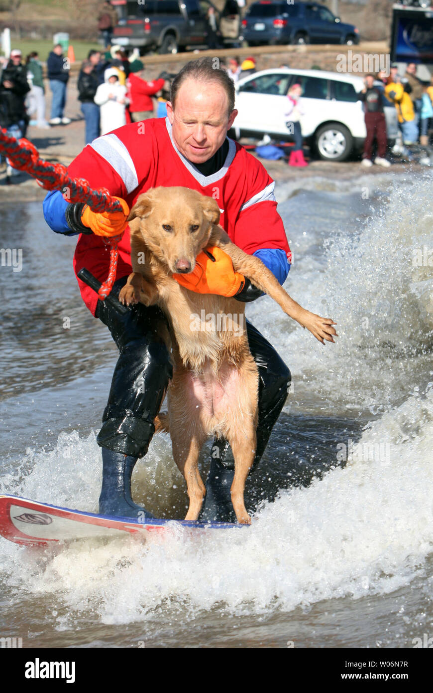 Kevin Day Köstlichkeiten die Menge, als er und seine braunen Zucker vorbei auf einen Ski Board während der jährlichen Tag der neuen Jahre Wasserski Event auf dem Mississippi Fluss in St. Louis am 1. Januar 2010. Die Veranstaltung findet jeden Tag der neuen Jahre seit Jahrzehnten, hebt Geld für die Missouri Disabled Water Ski Association. UPI/Rechnung Greenblatt Stockfoto