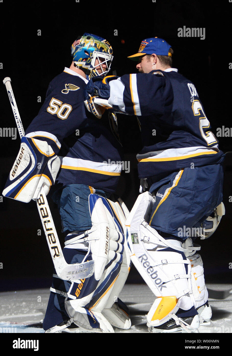 St. Louis Blues backup Torwart Ty Conklin (R) gibt Torwart Chris Mason ein Glück vor dem Start des Spiels gegen die Columbus Blue Jackets in der Scottrade Center in St. Louis 30. Januar 2010. UPI/Rechnung Greenblatt Stockfoto