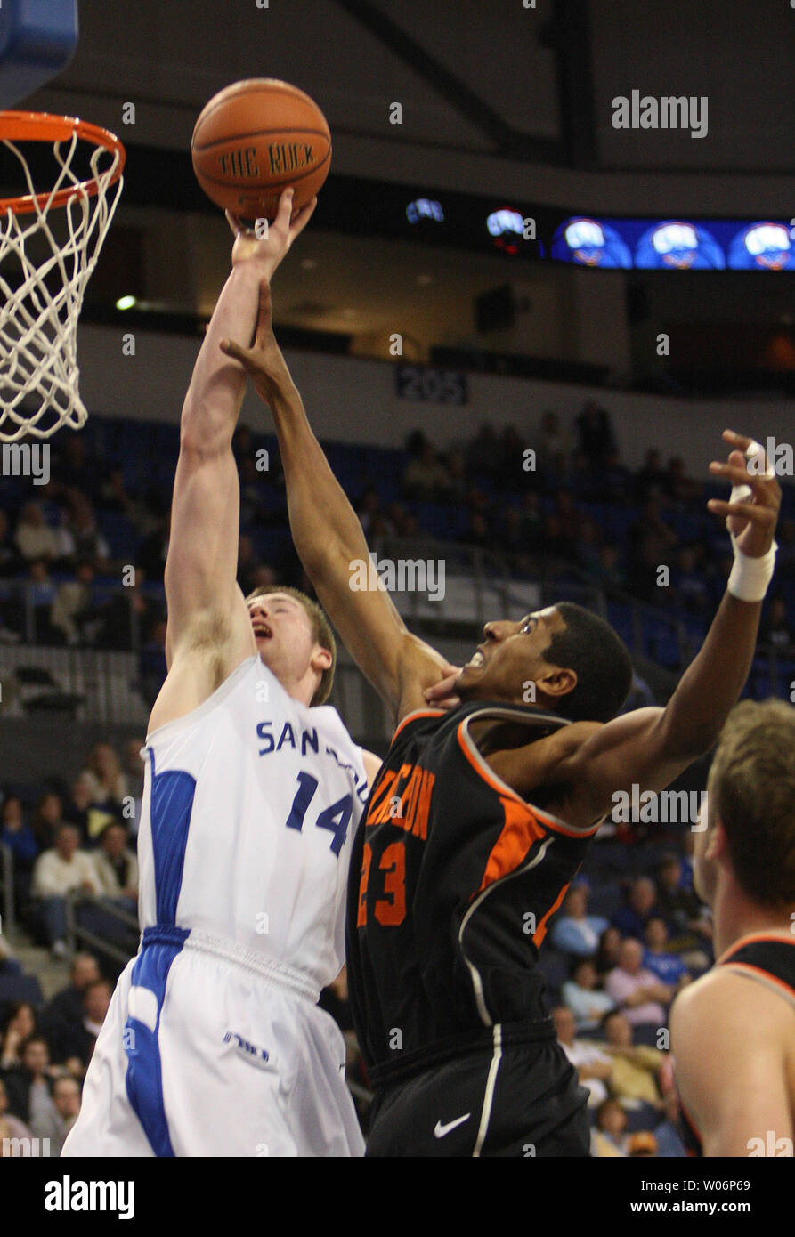 Saint Louis University Billikens Brian Conklin (14) Rebounds über Princeton Tigers Kareem Maddox in der ersten Jahreshälfte die Halbfinale der College Basketball Einladungs am Chaifetz Arena in St. Louis am 24. März 2010. UPI/Rechnung Greenblatt Stockfoto