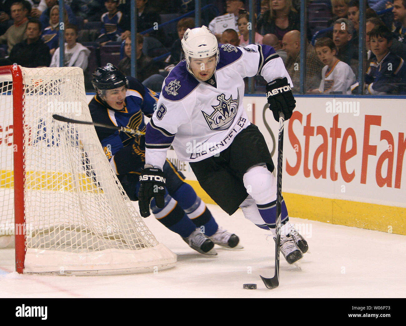 Los Angeles Kings Drew Doughty (8) beats St. Louis Blues TJ Oshie zu den Puck hinter dem Netz in der ersten Periode im Scottrade Center in St. Louis am 25. März 2010. UPI/Rechnung Greenblatt Stockfoto